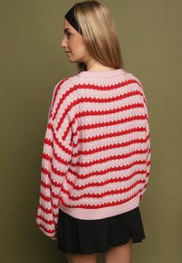 Born2be - Różowo-Czerwony Sweter Oversize z Wełną i Wiskozą o Luźnym Splocie w Paski Ternose. Okazja: na co dzień. Kolor: różowy. Materiał: wełna, wiskoza. Wzór: ze splotem, paski. Styl: klasyczny, casual