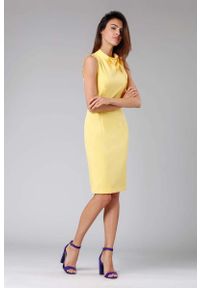 Nommo - Żółta Ołówkowa Sukienka z Kokardą. Typ kołnierza: kokarda. Kolor: żółty. Materiał: poliester, wiskoza. Typ sukienki: ołówkowe #1