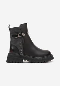 Born2be - Czarno-Czerwone Botki z Metalową Klamrą i Nitami Aloriana. Okazja: na uczelnię, na co dzień. Zapięcie: klamry. Kolor: czarny. Materiał: jeans. Wzór: kolorowy. Styl: elegancki, casual, rockowy