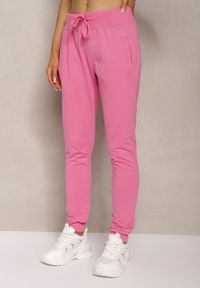 Renee - Fuksjowe Dresowe Spodnie o Klasycznym Fasonie z Gumką w Pasie Ivemia. Okazja: na co dzień, do pracy, na spotkanie biznesowe. Stan: podwyższony. Kolor: różowy. Materiał: dresówka. Styl: klasyczny #5