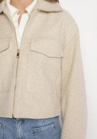 Born2be - Beżowa Pudełkowa Kurtka z Kołnierzykiem i Kieszeniami o Krótkim Fasonie Neliella. Okazja: na co dzień. Kolor: beżowy. Materiał: jeans. Długość: krótkie. Styl: casual, elegancki #6