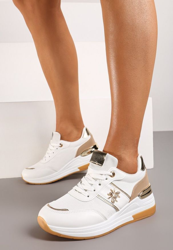 Renee - Biało-Złote Sneakersy za Kostkę z Imitacji Skóry na Koturnie z Aplikacją i Sznurowaniem Faelena. Nosek buta: okrągły. Zapięcie: sznurówki. Kolor: biały. Wzór: aplikacja. Wysokość cholewki: za kostkę. Materiał: skóra. Sezon: lato. Obcas: na koturnie. Wysokość obcasa: średni