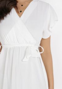 Born2be - Biała Sukienka Ocearis. Typ kołnierza: kokarda. Kolor: biały. Materiał: materiał. Długość rękawa: krótki rękaw. Wzór: aplikacja. Typ sukienki: kopertowe. Długość: midi #3