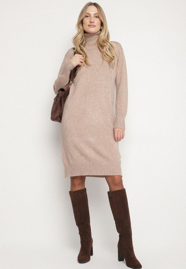 Born2be - Beżowa Dzianinowa Sukienka z Bawełną o Prostym Kroju z Golfem Tesala. Okazja: do pracy, na spotkanie biznesowe. Typ kołnierza: golf. Kolor: beżowy. Materiał: dzianina, bawełna. Wzór: jednolity. Typ sukienki: proste. Styl: klasyczny, biznesowy