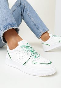 Born2be - Biało-Zielone Sneakersy z Błyszczącymi Wstawkami i Dekoracyjnym Sznurowaniem Horustia. Kolor: biały #1