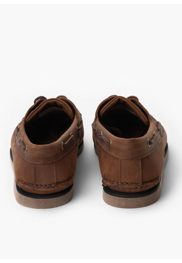 Timberland Classic Boat 2 Eye Mokasyny męskie. Okazja: na co dzień, do pracy, na spacer. Kolor: brązowy. Materiał: skóra. Szerokość cholewki: normalna. Sezon: lato. Styl: klasyczny, casual, elegancki