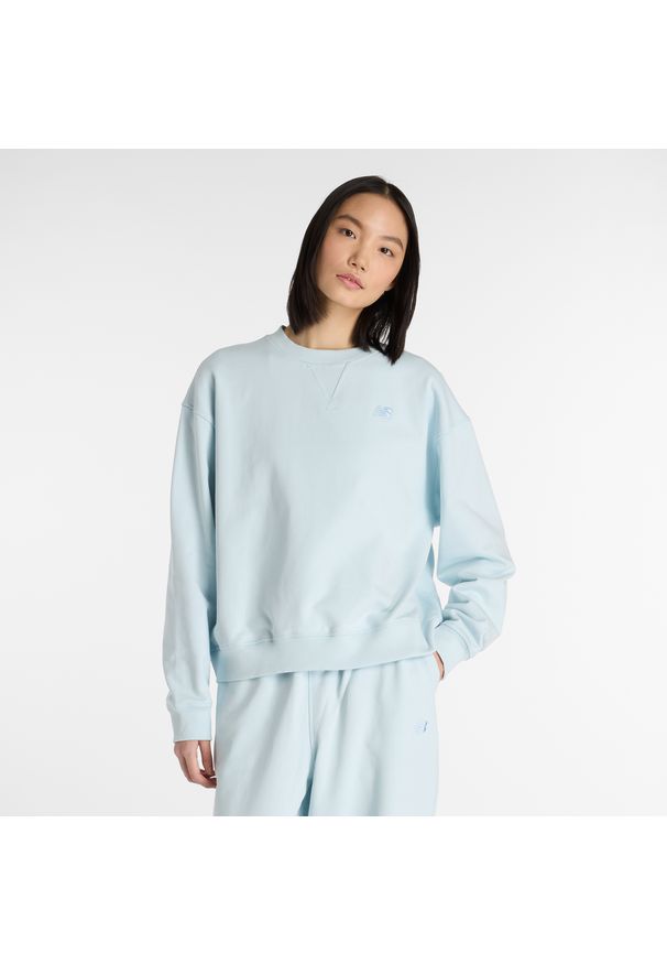Bluza damska New Balance WT41500FRL – niebieska. Okazja: na co dzień. Kolor: niebieski. Materiał: dresówka, bawełna, tkanina, prążkowany. Styl: klasyczny, casual
