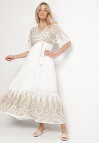 Born2be - Biała Wiskozowa Sukienka z Kopertowym Dekoltem i Haftem z Metaliczną Nicią Emhiris. Okazja: na co dzień. Kolor: biały. Materiał: wiskoza. Długość rękawa: krótki rękaw. Wzór: haft. Typ sukienki: kopertowe. Styl: casual, klasyczny #3