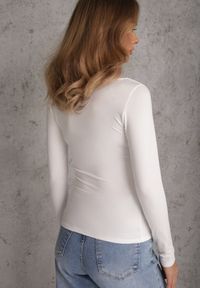 Renee - Biała Bluzka z Elastycznego Materiału o Kwadratowym Dekolcie z Wiskozą Nemosa. Typ kołnierza: dekolt kwadratowy. Kolor: biały. Materiał: wiskoza, materiał. Długość rękawa: długi rękaw. Długość: długie #8