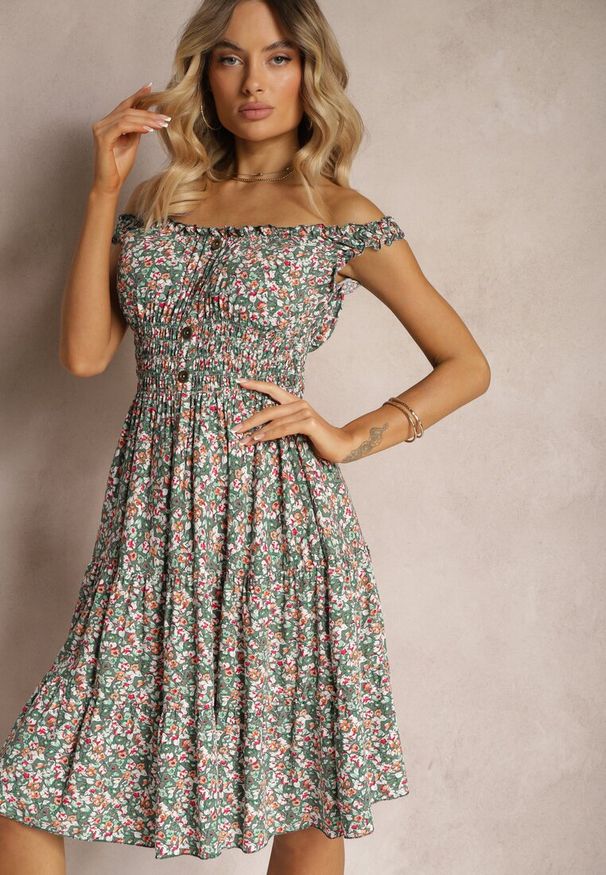 Renee - Zielono-Różowa Taliowana Sukienka Bawełniana o Rozkloszowanym Kroju z Gumką w Pasie Nelyssa. Okazja: na co dzień, na randkę. Typ kołnierza: dekolt hiszpanka. Kolor: zielony. Materiał: bawełna. Długość rękawa: na ramiączkach. Sezon: lato. Styl: casual, boho