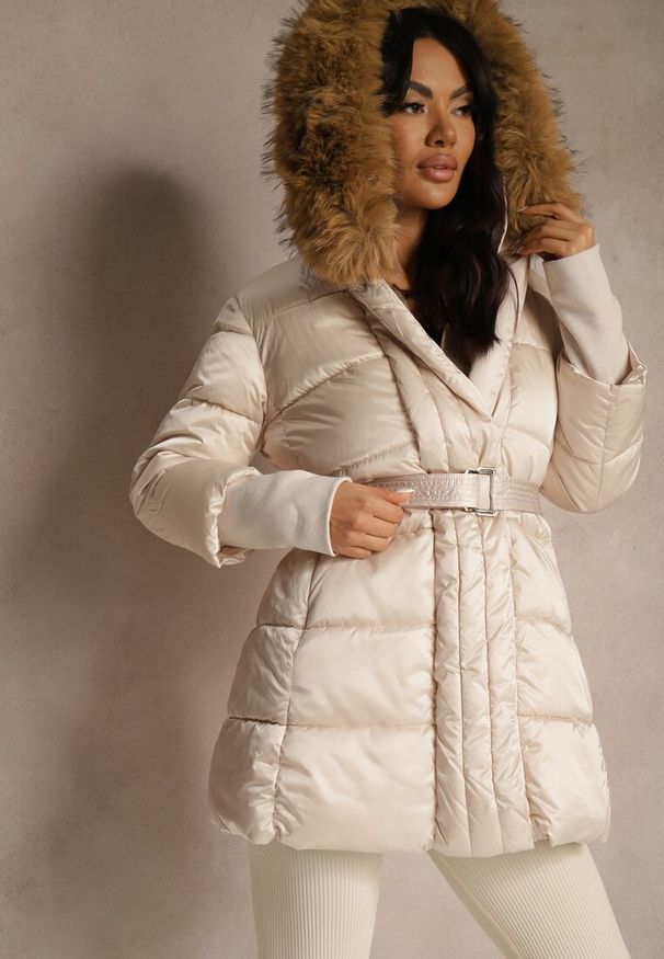 Renee - Beżowa Pikowana Kurtka z Paskiem i Kapturem z Futerkiem Lilittia. Kolor: beżowy. Materiał: futro. Sezon: zima. Styl: elegancki