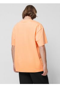 outhorn - T-shirt oversize z nadrukiem męski - pomarańczowy. Kolor: pomarańczowy. Materiał: dzianina, materiał, bawełna. Wzór: nadruk