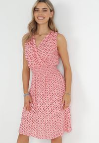 Born2be - Różowa Sukienka Midi z Wiskozy z Cienkimi Gumkami w Pasie i Kopertowym Dekoltem Manni. Typ kołnierza: dekolt kopertowy. Kolor: różowy. Materiał: wiskoza. Długość rękawa: bez rękawów. Wzór: kwiaty. Typ sukienki: kopertowe. Długość: midi #1