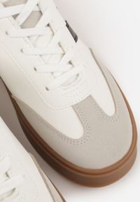 Born2be - Biało-Czarne Sneakersy w Stylu Tenisówek z Geometrycznym Wzorem Avelresil. Okazja: na co dzień. Kolor: biały. Materiał: jeans. Wzór: geometria #6