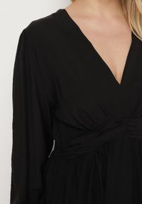 Born2be - Czarna Rozkloszowana Sukienka z Marszczeniem w Talii i Dekoltem w Serek Salindea. Okazja: na co dzień. Typ kołnierza: dekolt w serek. Kolekcja: plus size. Kolor: czarny. Długość rękawa: długi rękaw. Typ sukienki: dla puszystych. Styl: casual, elegancki #2