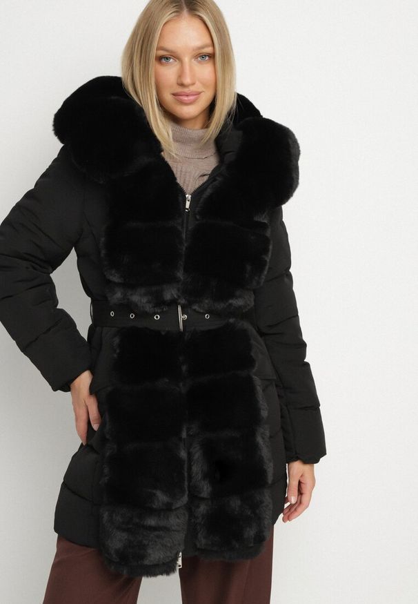 Born2be - Czarna Pikowana Kurtka z Kapturem i Paskiem z Klamrą Zdobiona Futerkiem Ollina. Okazja: na co dzień. Typ kołnierza: kaptur. Kolor: czarny. Materiał: futro. Wzór: aplikacja. Styl: casual, elegancki