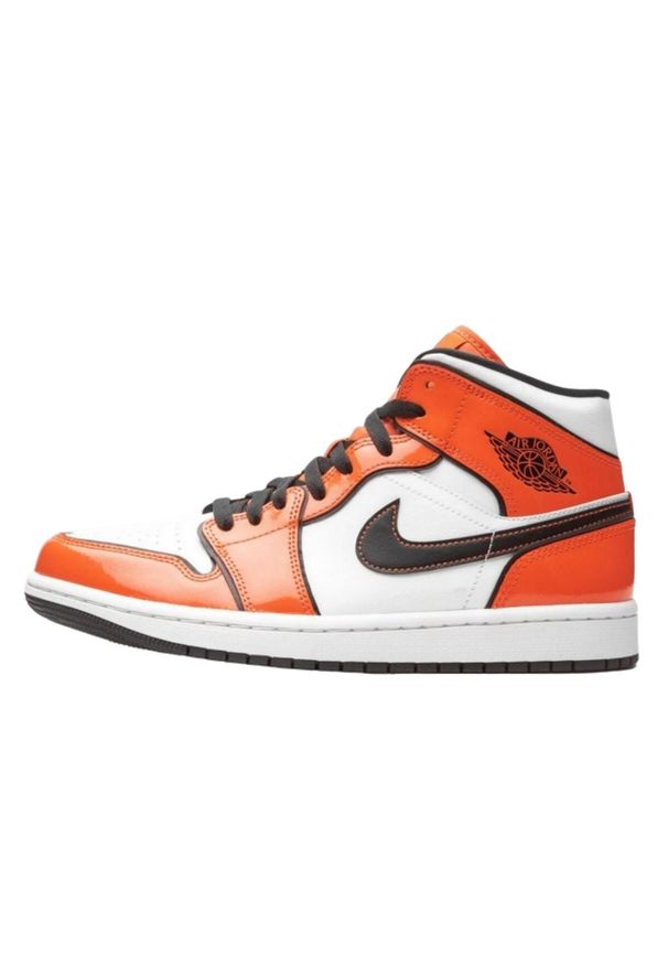 Buty do chodzenia męskie Nike Air Jordan 1 Mid SE. Wysokość cholewki: za kostkę. Zapięcie: sznurówki. Kolor: czerwony, biały, wielokolorowy, pomarańczowy. Materiał: syntetyk, materiał. Szerokość cholewki: normalna. Model: Nike Air Jordan. Sport: turystyka piesza