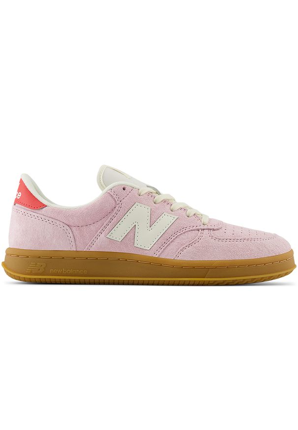 Buty unisex New Balance CT500EA – różowe. Kolor: różowy. Materiał: nubuk, zamsz, guma. Szerokość cholewki: normalna. Sport: tenis