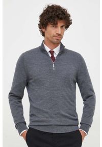 Calvin Klein sweter wełniany męski kolor szary lekki z golferm. Typ kołnierza: golf. Kolor: szary. Materiał: wełna