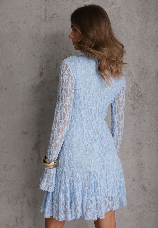 Renee - Niebieska Sukienka z Koronki Ozdobiona Rozkloszowanymi Rękawami Cinalata. Kolor: niebieski. Materiał: koronka. Wzór: aplikacja, koronka. Typ sukienki: rozkloszowane. Styl: klasyczny, elegancki