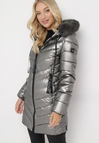 Born2be - Srebrna Pikowana Kurtka z Kapturem Ozdobionym Futerkiem Kavenna. Typ kołnierza: kaptur. Kolor: srebrny. Materiał: futro. Wzór: aplikacja #3