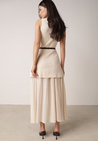 Born2be - Beżowa Dwuwarstwowa Sukienka Dzianinowa z Wiskozą i Paskiem z Klamrą Arkesia. Okazja: na co dzień, na spotkanie biznesowe. Kolor: beżowy. Materiał: dzianina, wiskoza. Typ sukienki: proste. Styl: casual, biznesowy, elegancki #2