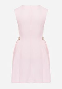 Born2be - Różowa Elegancka Sukienka Bez Rękawów Zdobiona Przypinkami w Talii Rhaegina. Okazja: na co dzień. Kolor: różowy. Długość rękawa: bez rękawów. Wzór: aplikacja. Typ sukienki: rozkloszowane, proste. Styl: elegancki #7