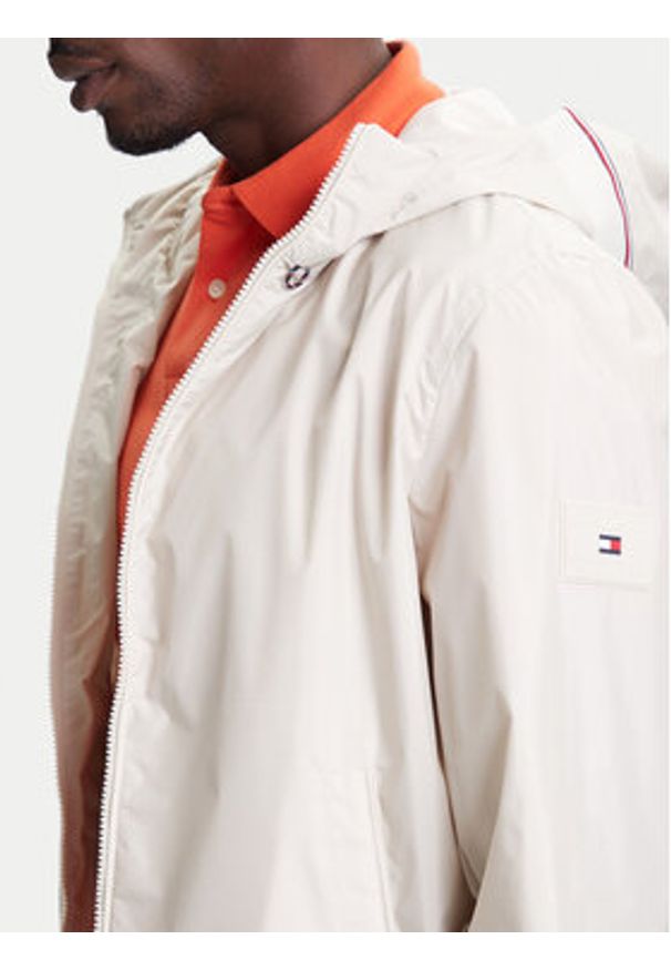 TOMMY HILFIGER - Tommy Hilfiger Kurtka przejściowa MW0MW40225 Beżowy Regular Fit. Kolor: beżowy. Materiał: syntetyk