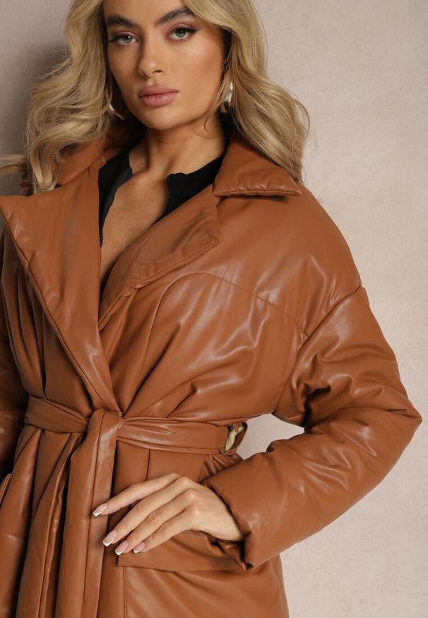 Renee - Brązowy Płaszcz z Imitacji Skóry z Wiązanym Paskiem Tosha. Kolor: brązowy. Materiał: skóra. Długość: do kolan