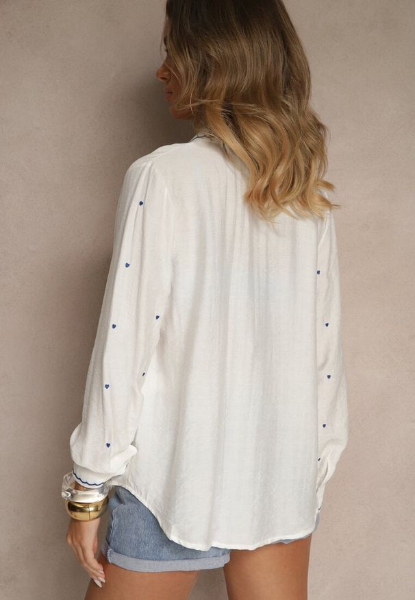 Renee - Biało-Niebieska Koszula z Wiskozy w Serca Koliselle. Okazja: na co dzień. Kolor: biały. Materiał: wiskoza. Długość rękawa: długi rękaw. Długość: długie. Styl: klasyczny, casual, elegancki