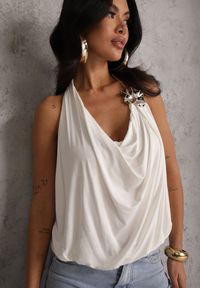 Renee - Biały Marszczony Top Halter z Łańcuszkiem i Kwiatem Przy Dekolcie Idivanna. Okazja: na imprezę. Typ kołnierza: dekolt halter. Kolor: biały. Materiał: jeans. Wzór: kwiaty. Styl: elegancki #4