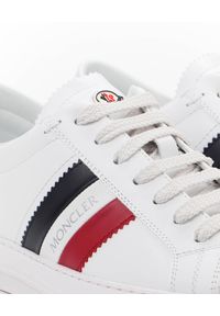 MONCLER - Białe sneakersy New Monaco. Nosek buta: okrągły. Zapięcie: pasek. Kolor: biały. Materiał: guma