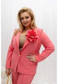 Moda Size Plus Iwanek - Elegancki koralowy żakiet damski Anette z ozdobnym kwiatem PLUS SIZE XXL OVERSIZE. Okazja: do pracy, na komunię, na spotkanie biznesowe, na wesele, na imprezę, na ślub cywilny, na urodziny. Kolekcja: plus size. Kolor: pomarańczowy. Materiał: tkanina, poliamid, materiał. Długość: krótkie. Wzór: kwiaty. Styl: elegancki #1