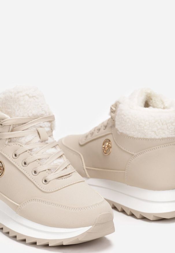 Renee - Beżowe Zimowe Sneakersy ze Sztucznym Futerkiem Turelia. Okazja: na co dzień. Zapięcie: sznurówki. Kolor: beżowy. Materiał: futro. Sezon: zima. Obcas: na obcasie