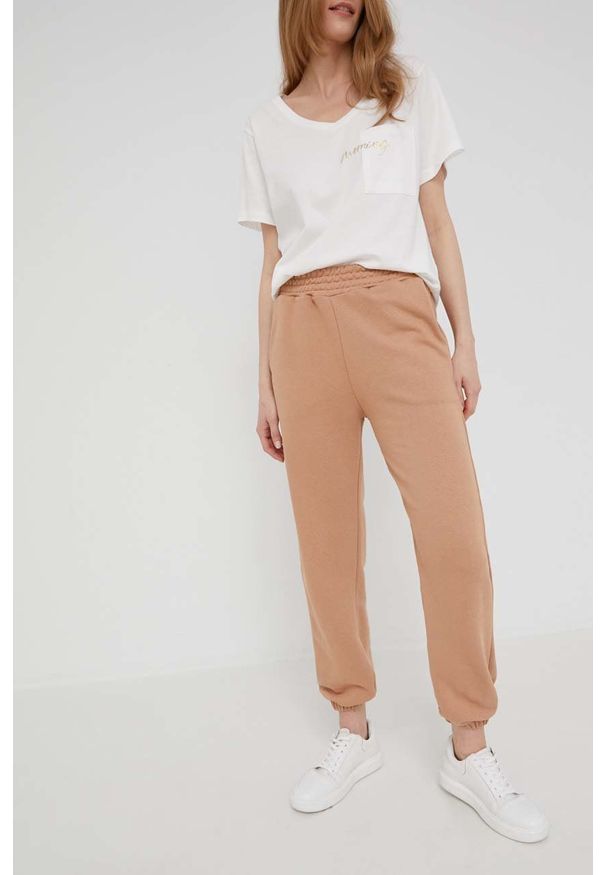 Answear Lab spodnie dresowe damskie kolor beżowy gładkie. Kolor: beżowy. Materiał: dresówka. Wzór: gładki