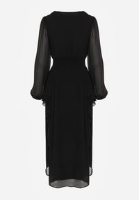 Renee - Czarna Rustykalna Sukienka Wieczorowa z Falbanami i Marszczeniem w Talii Himereanes. Typ kołnierza: kołnierz z falbankami. Kolor: czarny. Materiał: tkanina. Wzór: gładki, aplikacja. Typ sukienki: rozkloszowane. Styl: wizytowy #4