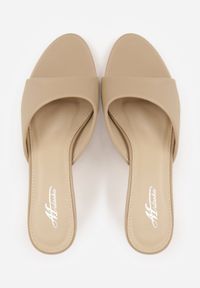 Born2be - Ciemnobeżowe Klapki na Niskiej Szpilce z Odkrytym Noskiem Cametea. Okazja: na co dzień. Nosek buta: otwarty. Kolor: beżowy. Materiał: len. Obcas: na obcasie. Styl: casual, elegancki. Wysokość obcasa: niski #6