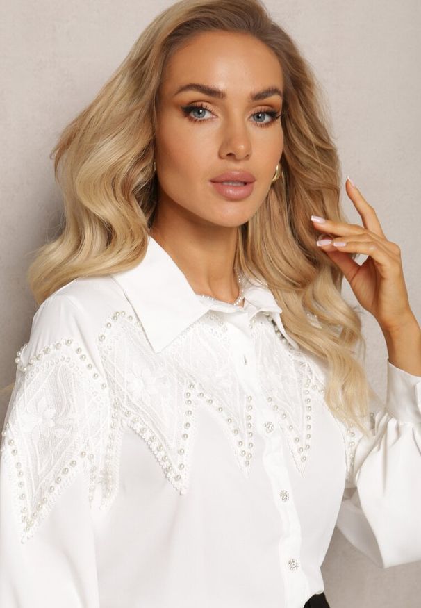 Renee - Biała Koszula z Koronką i Perłami Helitte. Typ kołnierza: kołnierzyk klasyczny. Kolor: biały. Materiał: koronka. Wzór: koronka. Styl: klasyczny
