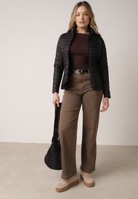 Born2be - Czarna Pikowana Kurtka Przejściowa z Kapturem i Elastycznymi Panelami Feziala. Okazja: na co dzień. Typ kołnierza: kaptur. Kolor: czarny. Materiał: jeans, nylon. Sezon: wiosna. Styl: casual, sportowy #7