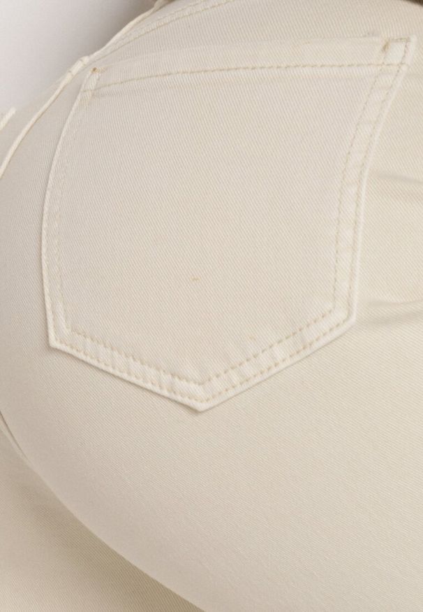 Born2be - Jasnobeżowe Jeansy o Szerokim Fasonie z Wysokim Stanem i Surowymi Krawędziami Cattia. Okazja: na co dzień. Stan: podwyższony. Kolor: beżowy. Styl: casual