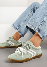 Renee - Zielone Sneakersy w Stylu Tenisówek Ozdobione Geometrycznym Wzorem Teloriella. Okazja: na co dzień. Zapięcie: sznurówki. Kolor: zielony. Materiał: jeans. Wzór: geometria, aplikacja