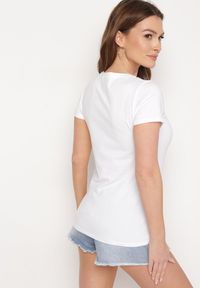 Born2be - Biały T-shirt Bawełniany z Nadrukiem Rusolia. Okazja: na spotkanie biznesowe, do pracy, na co dzień. Kolor: biały. Materiał: bawełna. Wzór: nadruk. Styl: casual, klasyczny, biznesowy #3