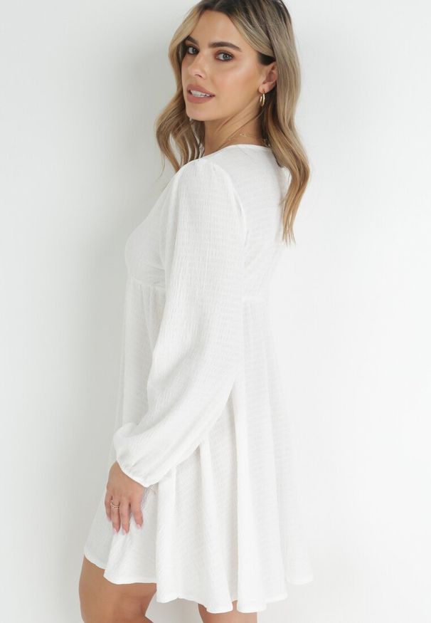 Born2be - Biała Sukienka z Głębokim Dekoltem i Gumką w Pasie Lisia. Kolor: biały