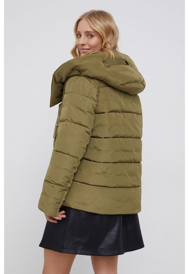 Sisley Kurtka damska kolor zielony zimowa oversize. Typ kołnierza: kaptur. Kolor: zielony. Materiał: poliester. Sezon: zima