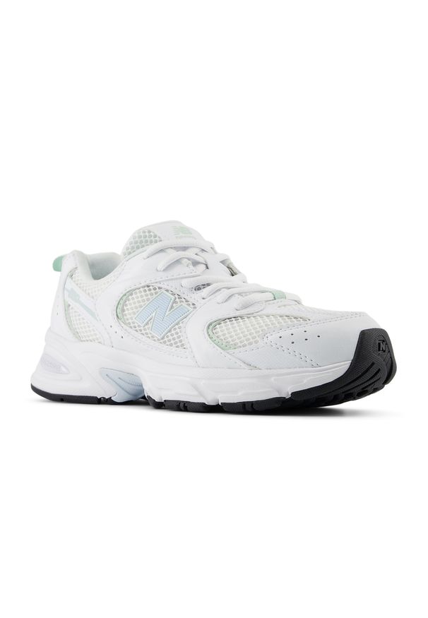 Buty dziecięce New Balance GR530SP – białe. Okazja: na co dzień, na uczelnię. Kolor: biały. Materiał: syntetyk, materiał, guma. Szerokość cholewki: normalna