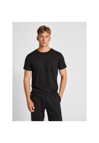 Koszulka Hummel Red Basic. Kolor: czarny. Materiał: jersey, bawełna. Długość rękawa: krótki rękaw. Długość: krótkie. Sport: fitness
