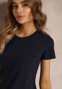 Renee - Granatowy Bawełniany T-shirt Melinthe. Okazja: na co dzień. Kolor: niebieski. Materiał: bawełna. Długość rękawa: krótki rękaw. Długość: krótkie. Styl: casual