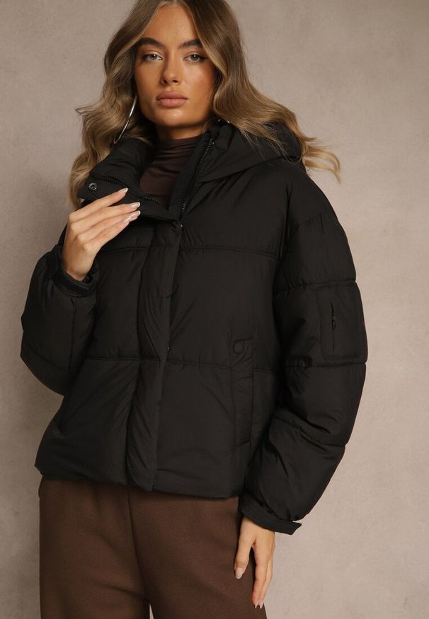Renee - Czarna Kurtka Puffer z Pikowaniem Kapturem i Kieszonką przy Rękawie Galeida. Okazja: na co dzień, na spacer. Kolor: czarny. Materiał: jeans. Długość: krótkie. Styl: casual