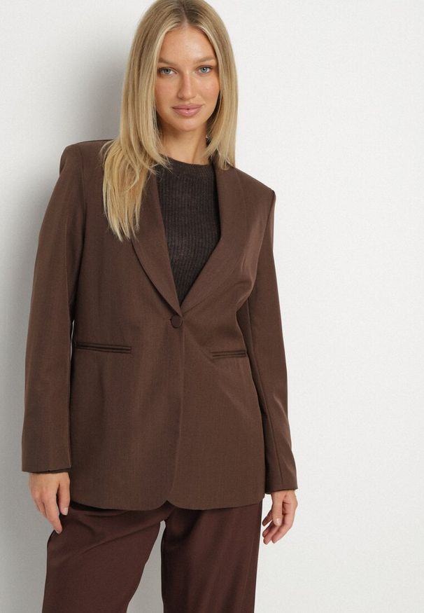 Born2be - Brązowa Marynarka Jednorzędowa z Usztywnioną Linią Ramion Avidvira. Okazja: na spotkanie biznesowe. Kolor: brązowy. Materiał: jeans. Styl: biznesowy