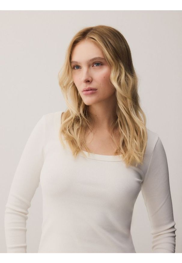 Reserved - Bawełniany longsleeve - złamana biel. Materiał: bawełna. Długość rękawa: długi rękaw